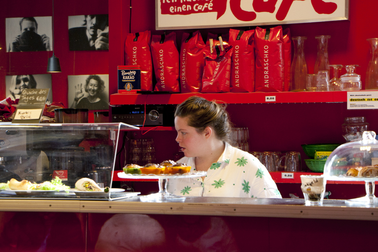 Café die deutSCHule; Diversitätsmanagerin und Café-Chefin Emma bei der Arbeit