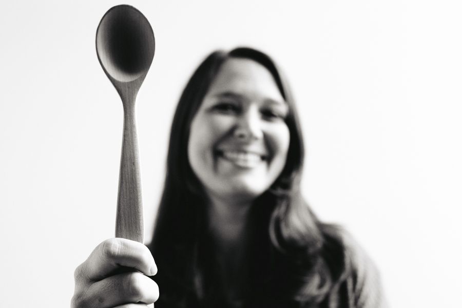 die deutSCHule; teacher Nadine holding a cooking spoon in her hand