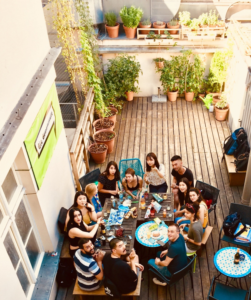 Café die deutSCHule; students and teachers sitting on the terrace